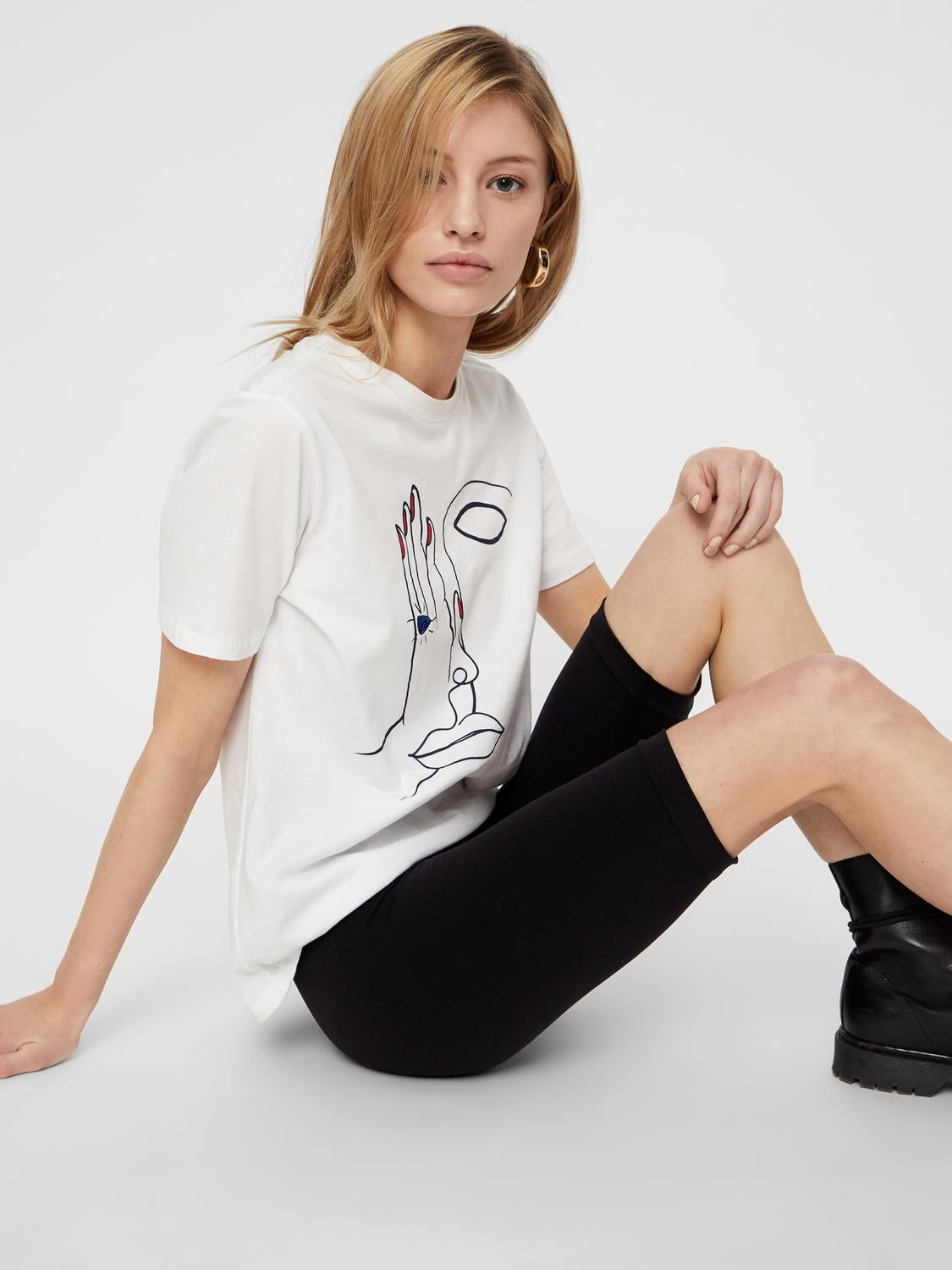 model_shot-creative
