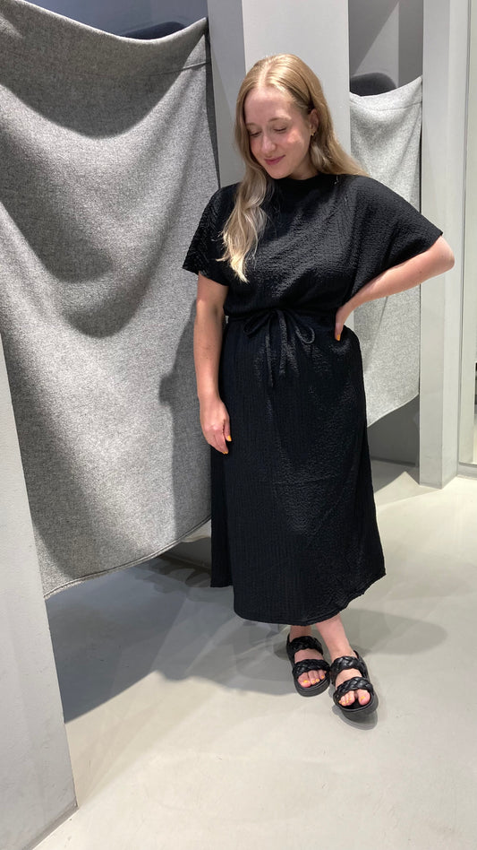 VIBELINDA Midi Dress - Black Beauty